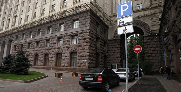 Возле мэрии сделали парковку для инвалидов