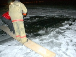 Спасатели достали иномарку со дна озера в Пуще-Водице