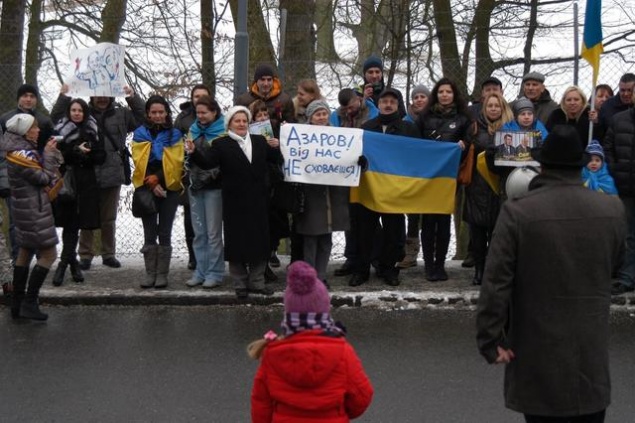 Азарову не дают покоя фанаты