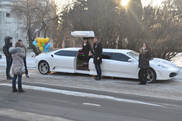 В Киевской области бабушки катают внуков на лимузинах-Ferrari