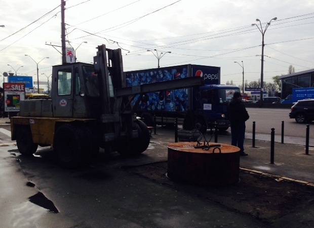 В Киеве ради куска тротуара совершено похищение киоска “Пресса”