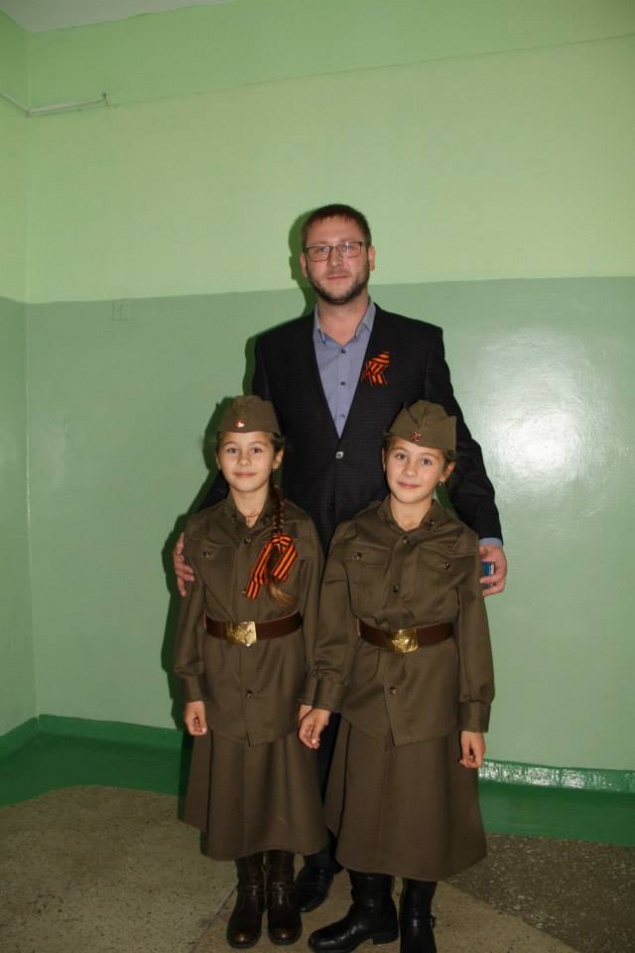 Кандидат в депутаты от “УДАРа” выложил в соцсетях свои фото с георгиевской ленточкой