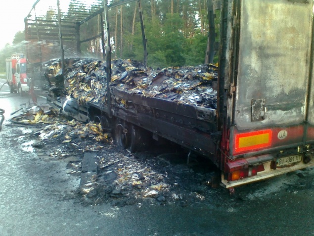 Под Киевом сгорела фура с 15 тоннами майонеза (фото)