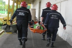 В Киеве спасатели достали человека из шахты метро