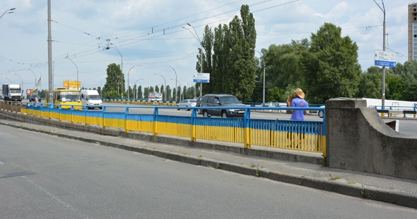 Патриоты раскрасили мост в Голосеево в национальные цвета (фото)