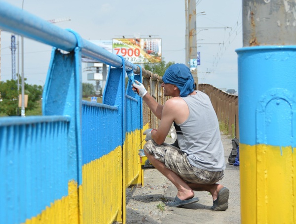 Патриоты раскрасили мост в Голосеево в национальные цвета (фото)