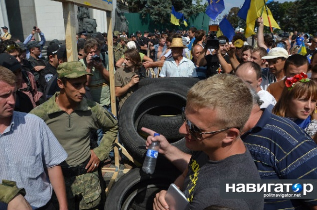 Депутаты “отгребли” от митингующих под Радой куриными яйцами и водой (ФОТО, ВИДЕО)