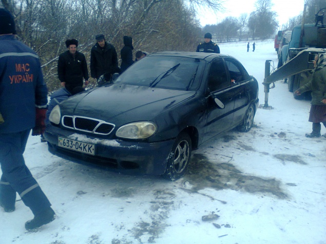 На Киевщине из-за гололеда автомобиль “бултыхнулся” в водоем (ФОТО)