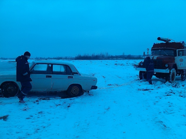 В Киевской области спасатели достали из “ледяной” реки автомобиль (ФОТО)
