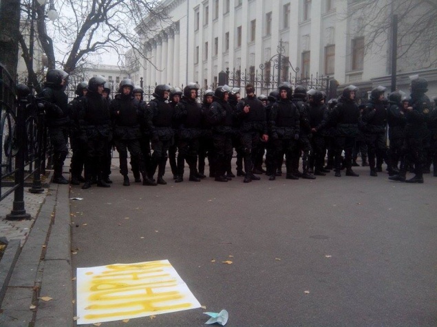 Милиция задержала 14 активистов, пытавшихся убрать забор возле Администрации Президента (ВИДЕО)