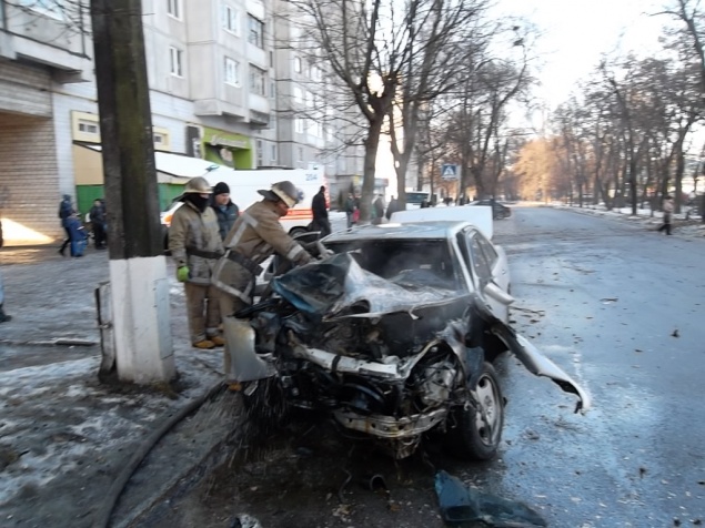 В Киевской области авто “поцеловалось” с деревом и загорелось