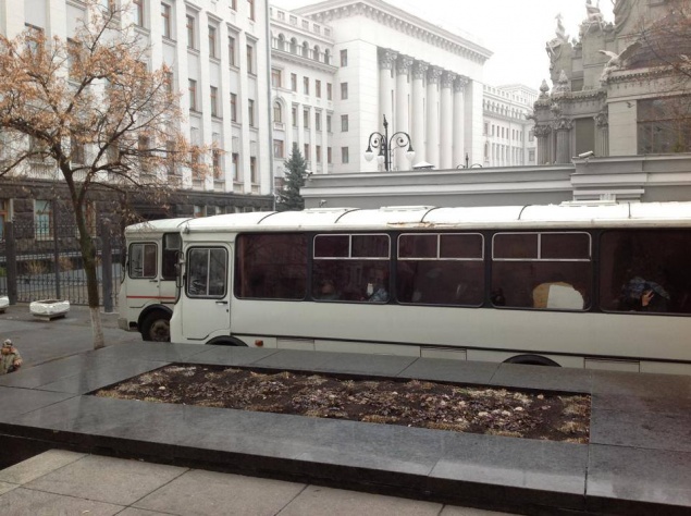 Администрацию Президента охраняет расформированный “Беркут” (фотофакт)