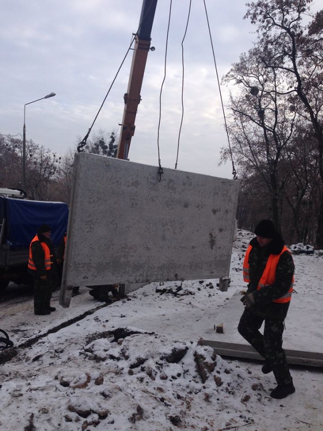 В Киеве снесли забор возле незаконного строительства на территории Кадетского Гая (ФОТО)