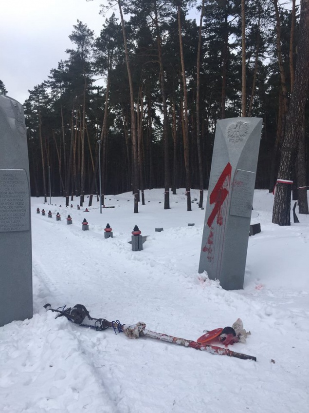 Вандалы поглумились над памятником жертвам политических репрессий на Киевщине (фото)