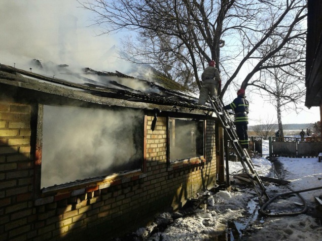 В Киевской области пожарные несколько часов тушили жилой дом (фото)