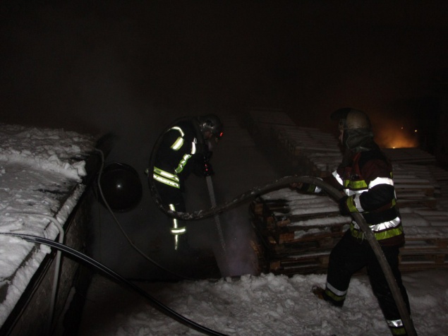 Во время тушения пожара в промзоне столичные спасатели обнаружили труп мужчины (фото)