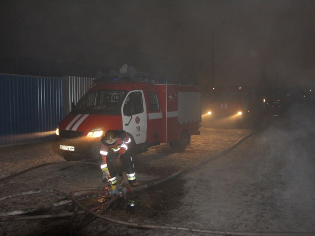Во время тушения пожара в промзоне столичные спасатели обнаружили труп мужчины (фото)