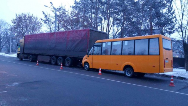 В Броварах маршрутка “поцеловала” припаркованный грузовик (фото)