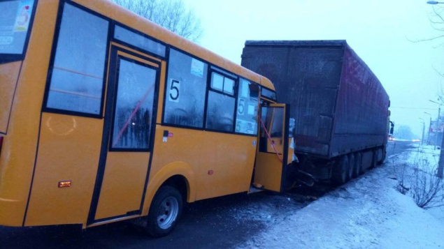 В Броварах маршрутка “поцеловала” припаркованный грузовик (фото)