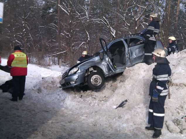 На Дарницком шоссе автомобиль “влетел” в сугроб: погибла пассажир (фото)