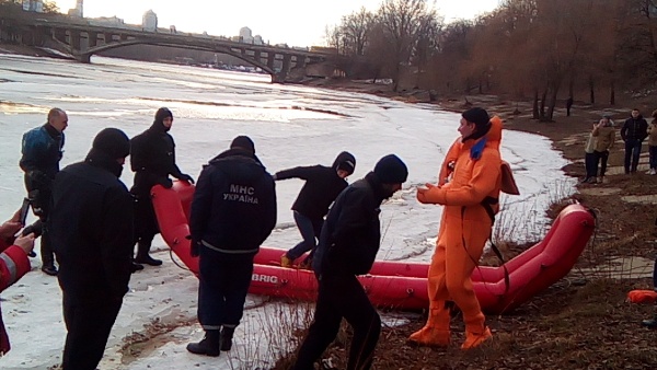 Киевские водолазы вытащили на берег мальчика и четырех рыбаков