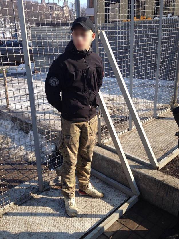 На Крещатике задержали юношу с боевой гранатой в кармане (фото)