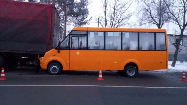 В Броварах маршрутка “поцеловала” припаркованный грузовик (фото)