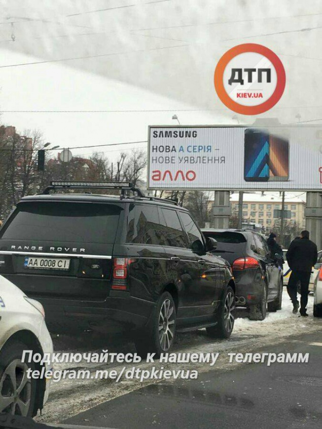 Нарушительнице на “Порше“ в Киеве помогли ”отбиться” от полицейских (фото)