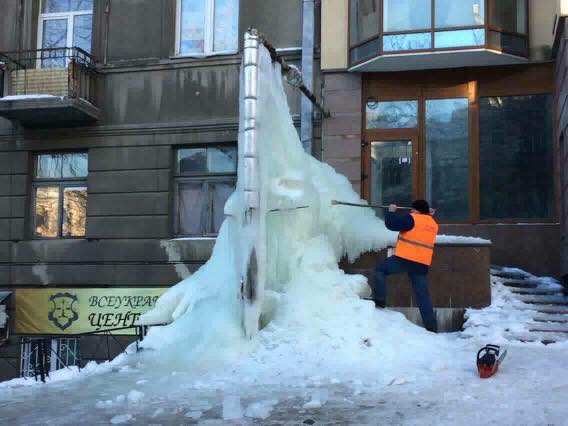 Киевские коммунальщики убирают знаменитый “ледяной фонтан” в Шевченковском районе (фото)