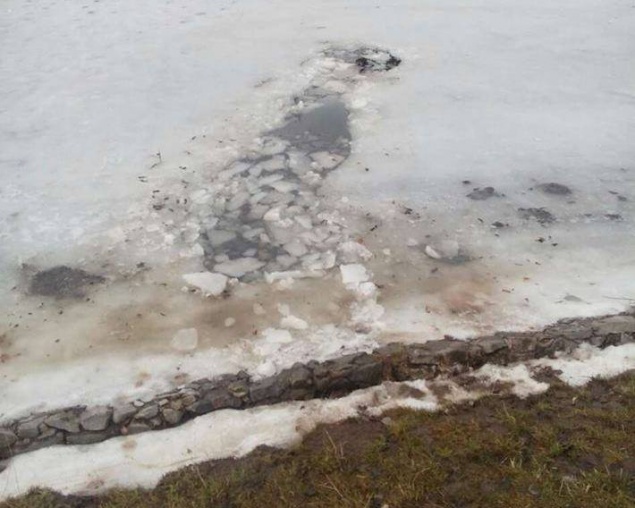 Пенсионер и полицейский спасли двух девочек, провалившихся под лед