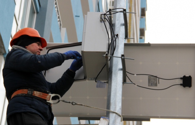 “Укрбуд” устанавливает в столичных новостройках фонари с солнечными батареями