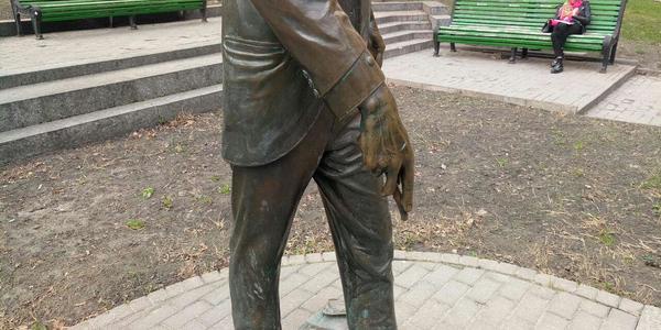 Вандалы украли трость у скульптуры Паниковского в Киеве