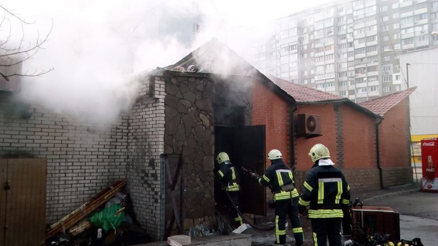 Спасатели ликвидировали пожар в столичном кафе (фото)