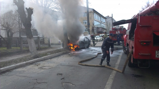 На Киевщине во время движения загорелся автомобиль (фото)