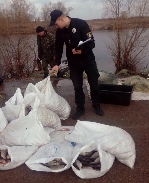 Столичные полицейские поймали с поличным браконьера, выловившего рыбы на 200 тысяч гривен (фото)