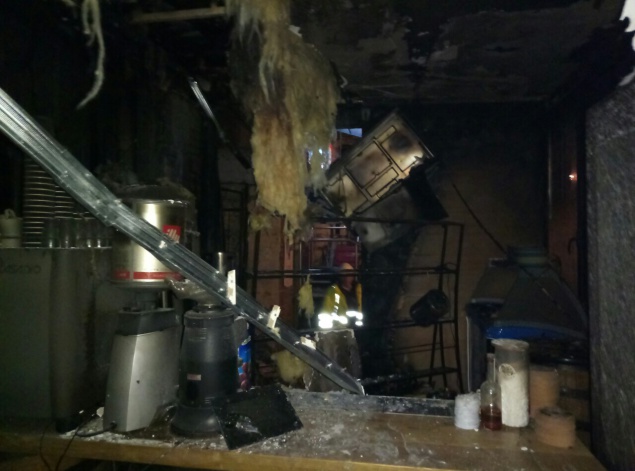 Ночью в жилом доме сгорело заведение общепита (фото)