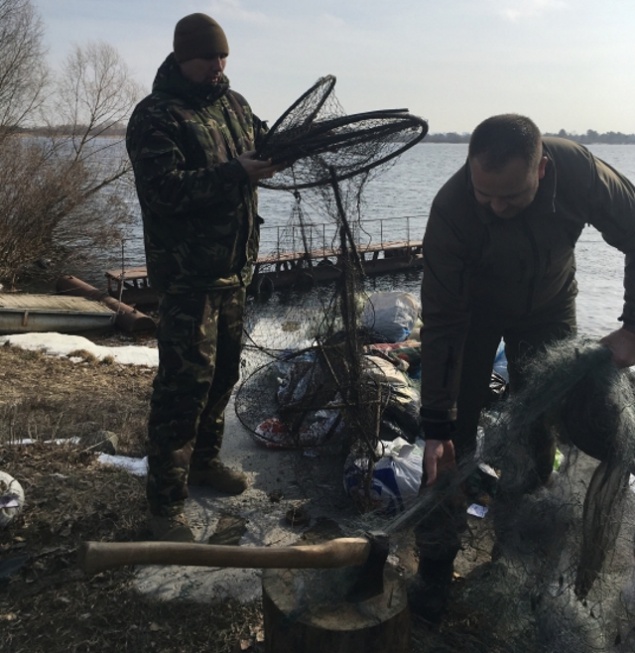 Рыбоохранный патруль в Киеве изрубил топорами 10 километров браконьерских сетей (фото)