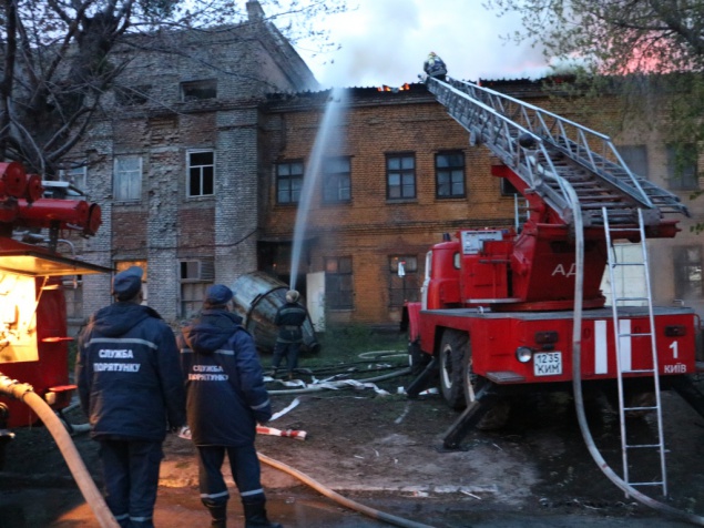 Столичные пожарные тушили полыхающий склад стройматериалов (фото, видео)