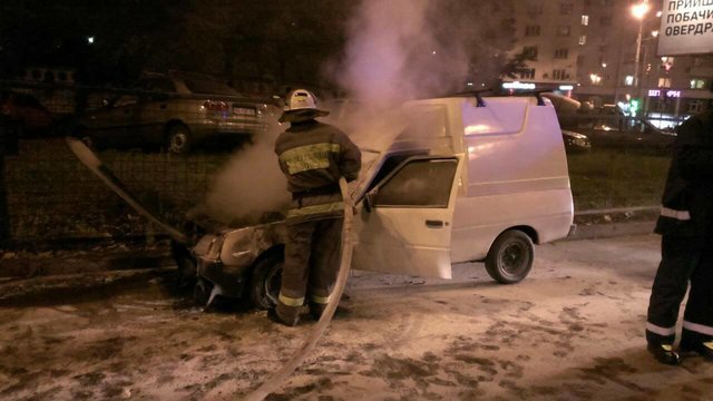 В Киеве всю ночь горели автомобили ( фото)