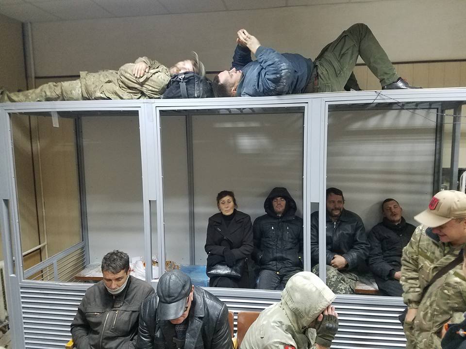 Сторонники лидера ОУН Коханивского разгромили зал в Святошинском райсуде (фото, видео)