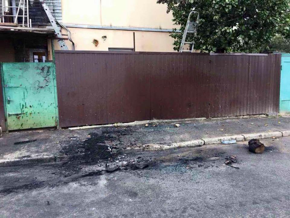 В столице подожгли дом и автомобиль активиста против незаконной застройки (фото)