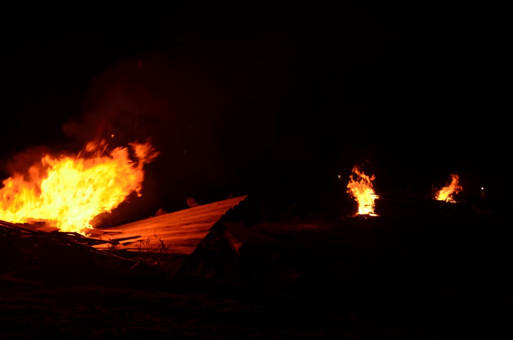 Активисты разгромили строительный вагончик и сожгли забор скандальной стройки в Беличанском лесу (фото)