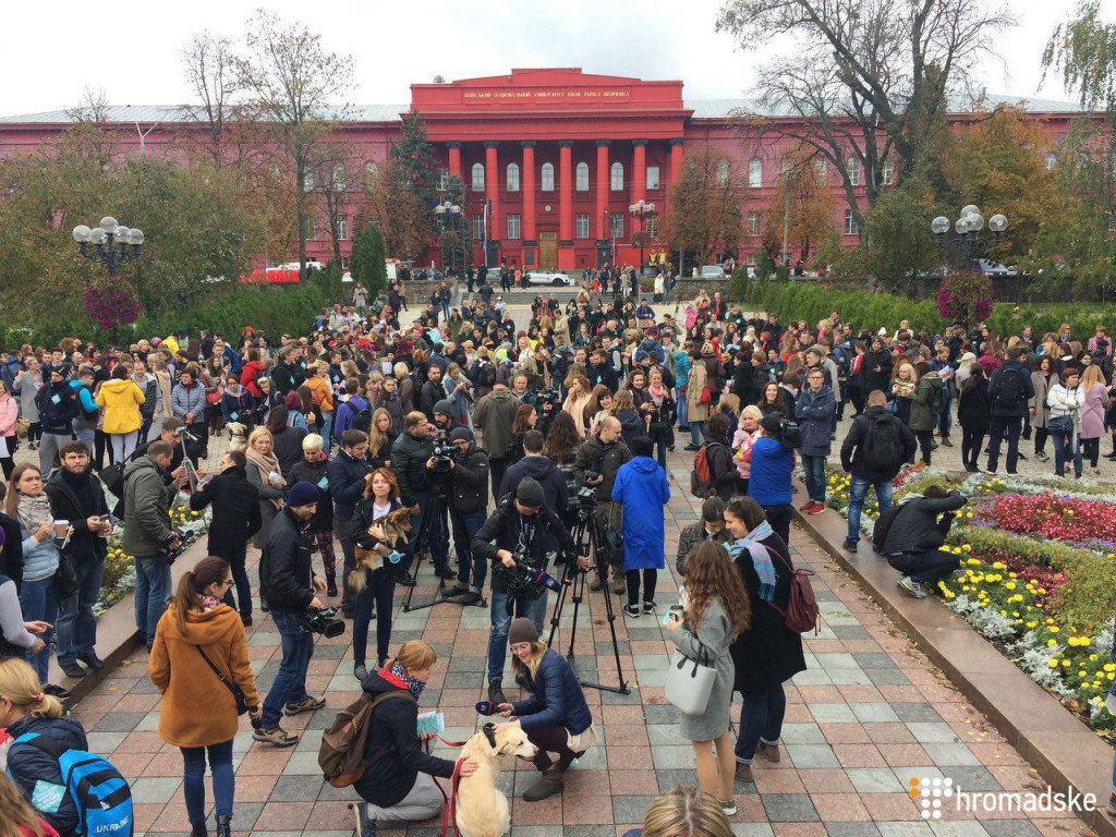 Марш за права животных в Киеве пришла поддержать Джамала со своей собачкой (фото)