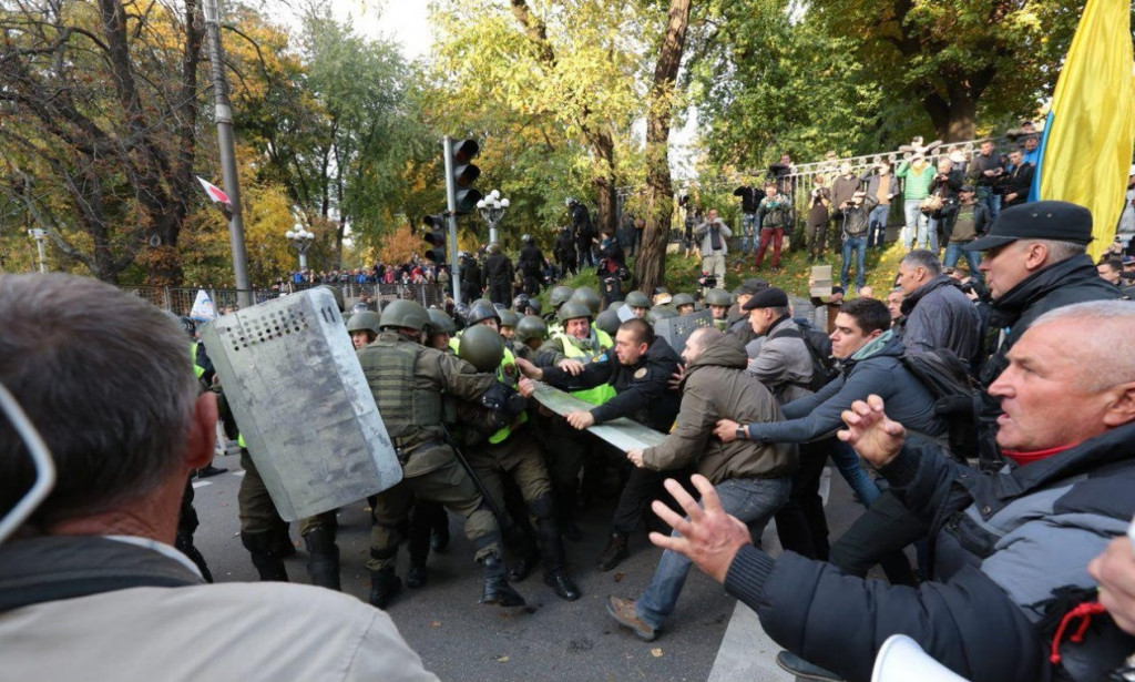 Под Верховной Радой произошли столкновения: есть пострадавшие (фото, видео)