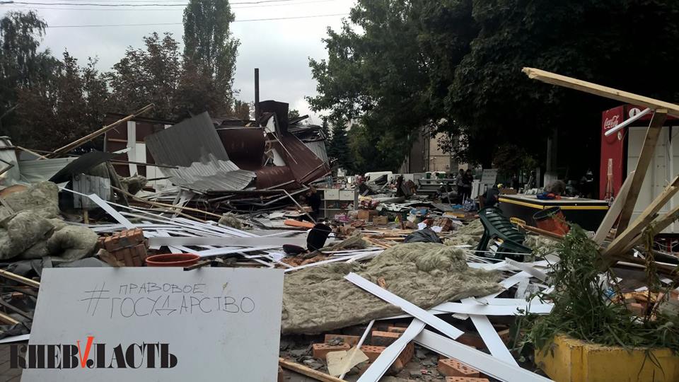 В Киеве, возле ст. метро “КПИ” на месте демонтированных МАФов появились новые (фото)