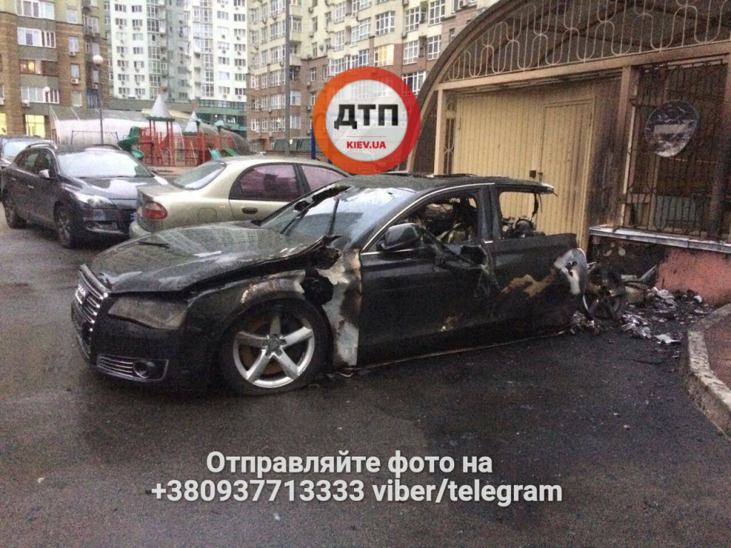 Под утро в центре Киева взорвался автомобиль Audi (фото)