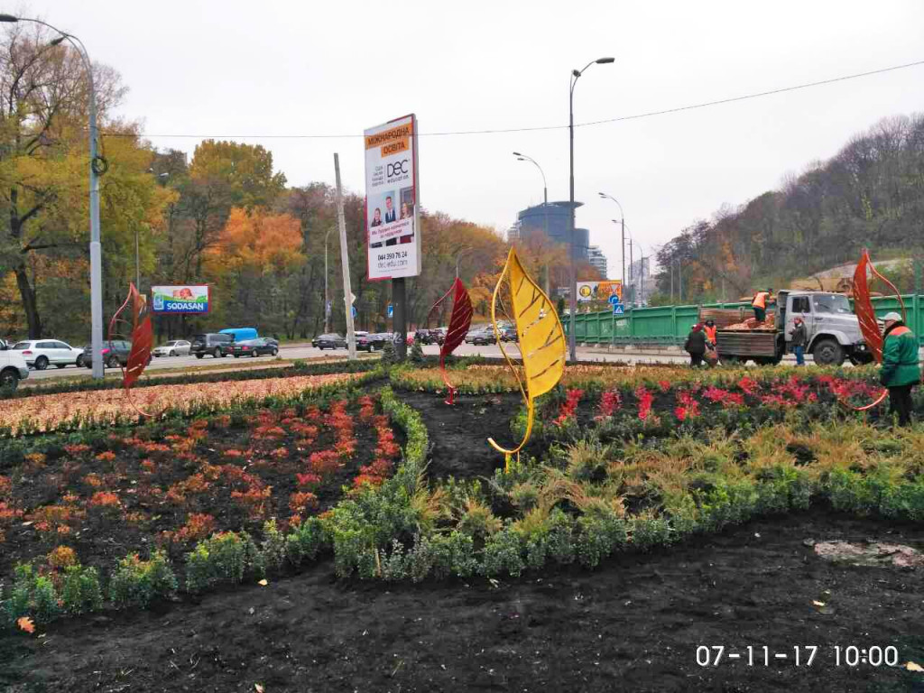 На столичном Печерске площадь украшают листьями выше человеческого роста (фото)