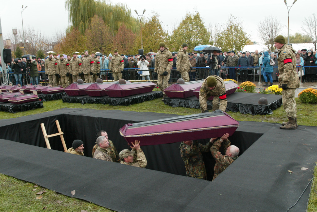 До последнего солдата: в Гатном перезахоронили героев-защитников Киевщины