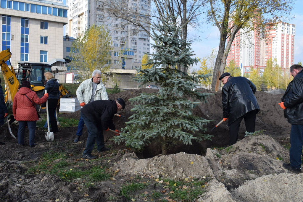 Потрудились: за день возле столичного озера Тельбин высадили 50 деревьев (фото)