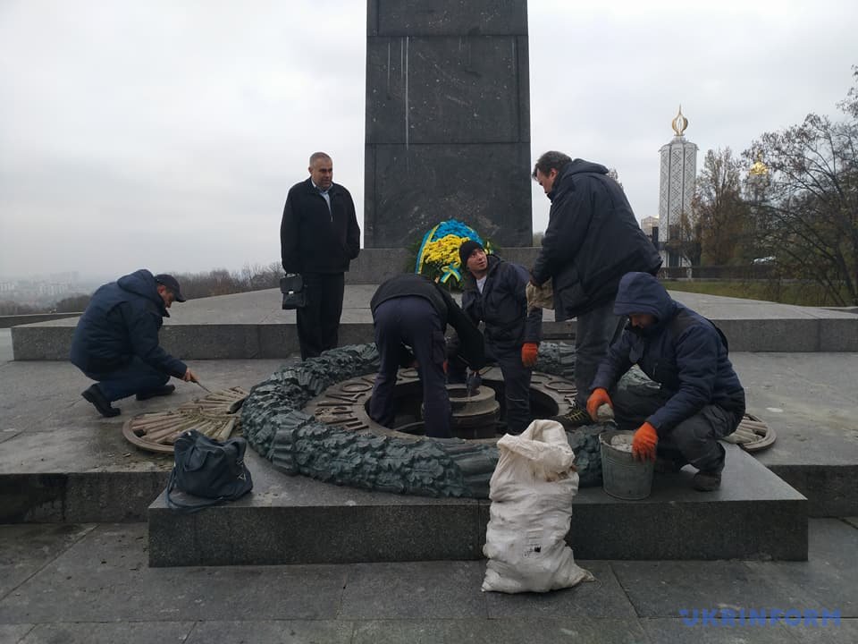 “Вечный огонь” в Киеве расчистили от цемента, - “Киевгаз” (фото)